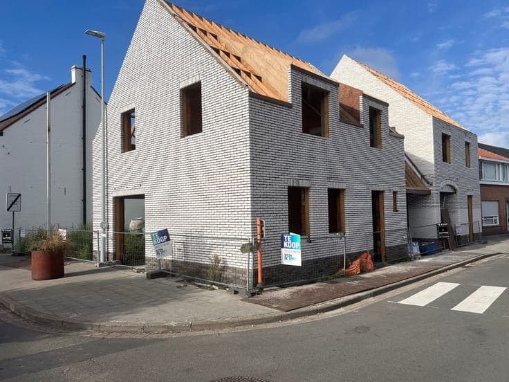 Halfopen nieuwbouwwoning met 3 slpk, garage en tuin