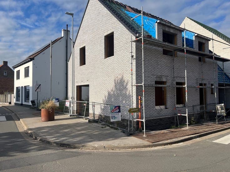 Halfopen nieuwbouwwoning met 3 slpk, garage en tuin