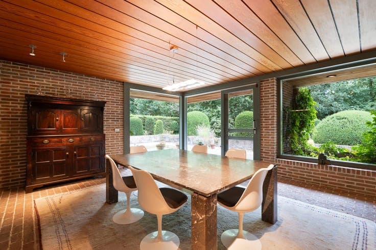 Architectural villa located in Varsenare