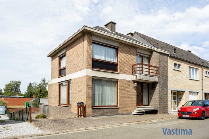 Op te frissen gezinswoning met 4 slaapkamers en zuidwestg...