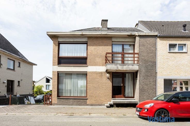 Op te frissen gezinswoning met 4 slaapkamers en zuidwestg...