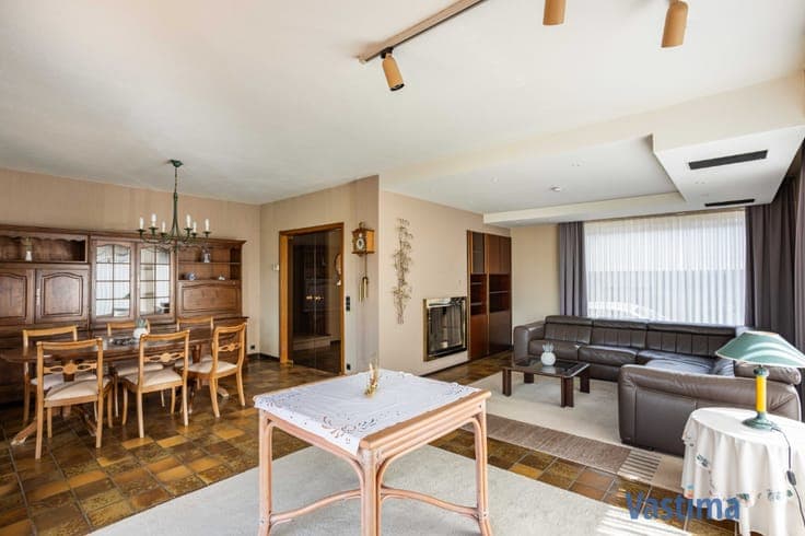 Op te frissen gezinswoning met 4 slaapkamers en zuidwestg...