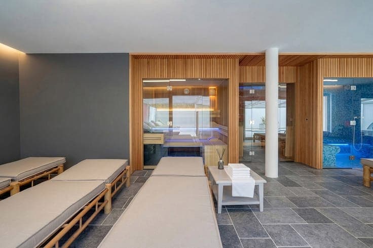 Exclusive villa : wellness area, residence, and pond views