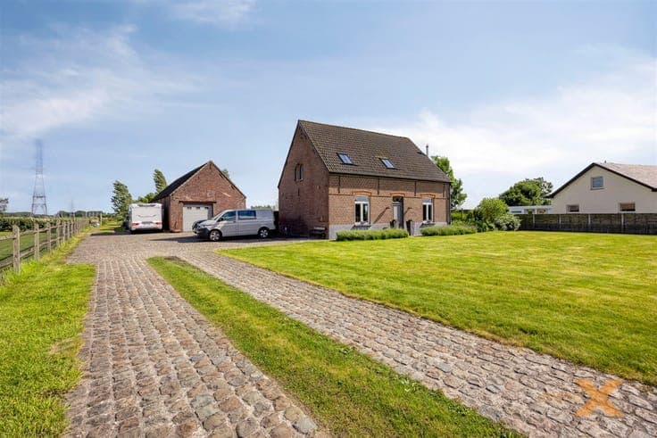 INSTAPKLARE HOEVEWONING MET STALLINGEN EN WEIDEN