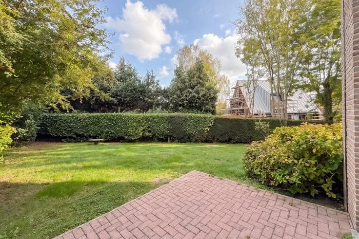 Beautiful 5-bedroom house in a gated community with a garden