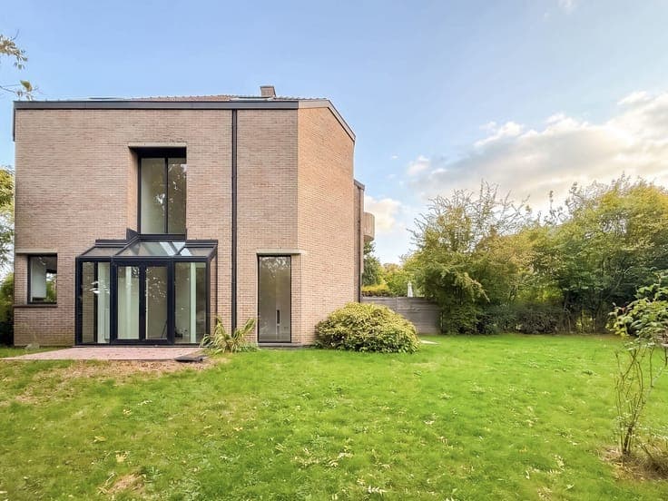 Beautiful 5-bedroom house in a gated community with a garden