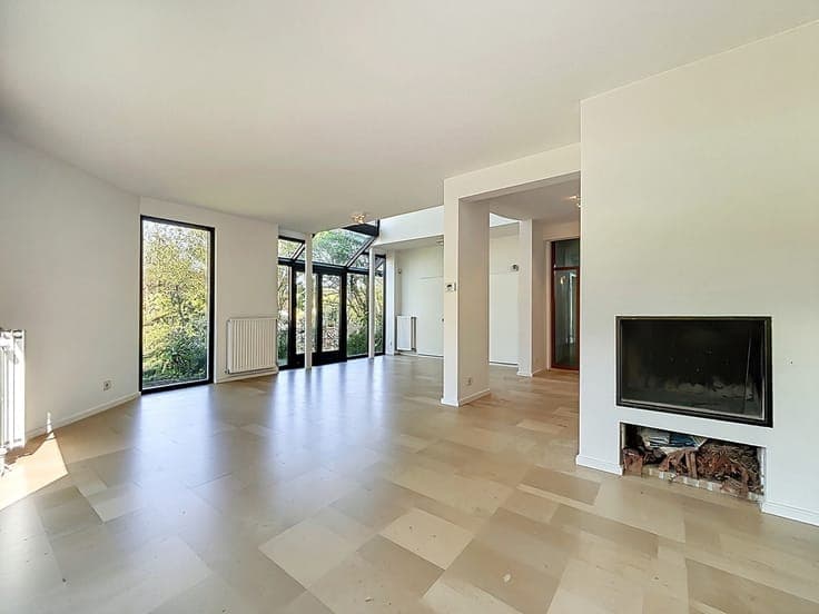 Beautiful 5-bedroom house in a gated community with a garden