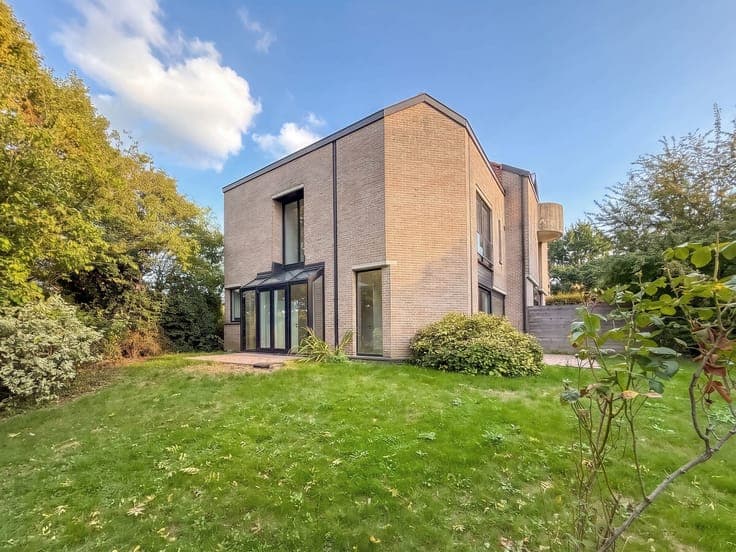 Beautiful 5-bedroom house in a gated community with a garden