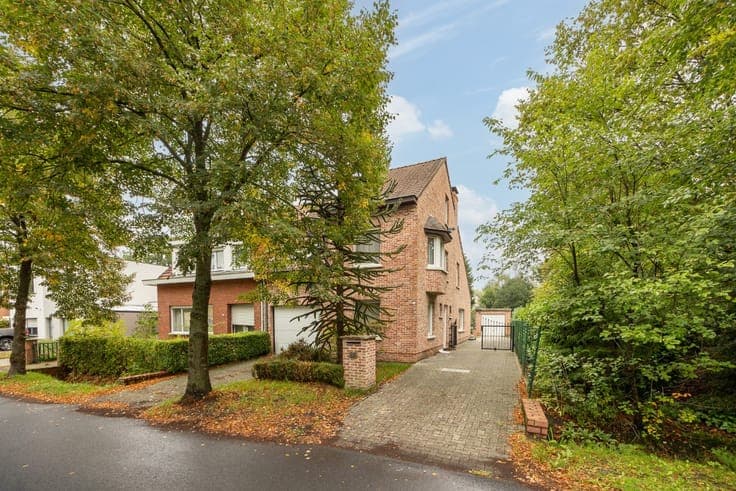 Halfopen woning in groene omgeving in Brasschaat
