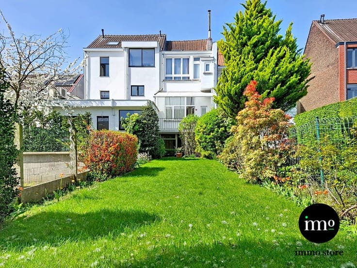 Characterful bel-étage house with garden and garage