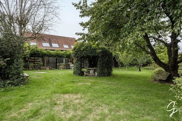Country living with space for both living/working