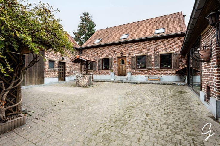 Country living with space for both living/working