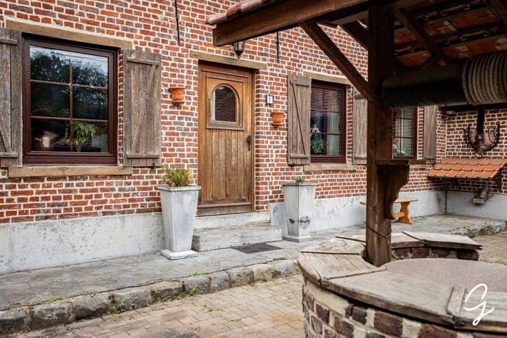 Country living with space for both living/working