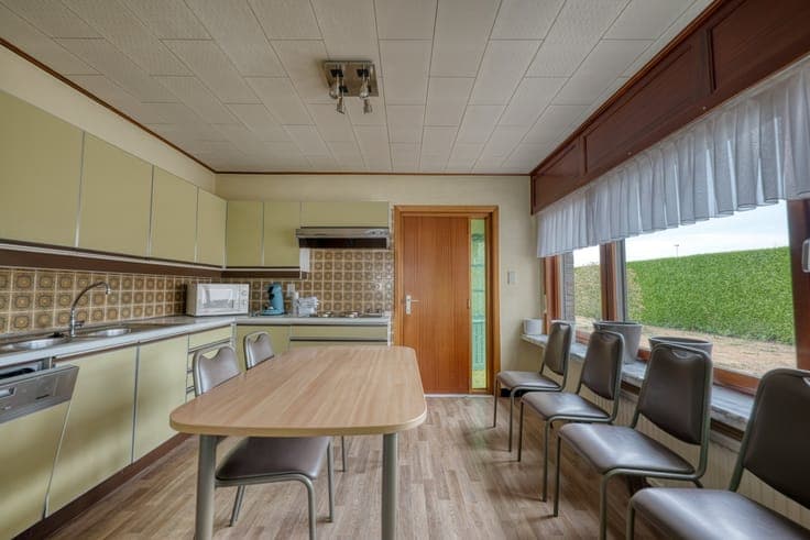 Rustig gelegen woning met 5 slaapkamers, garage en ruime ...