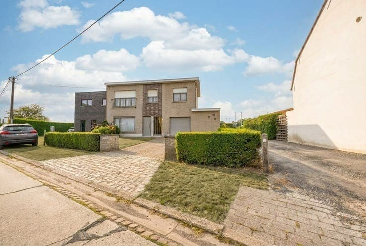 Rustig gelegen woning met 5 slaapkamers, garage en ruime ...