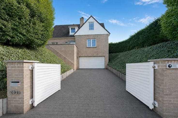 4 bedroom house + office (poss. lib. prof.) with pool