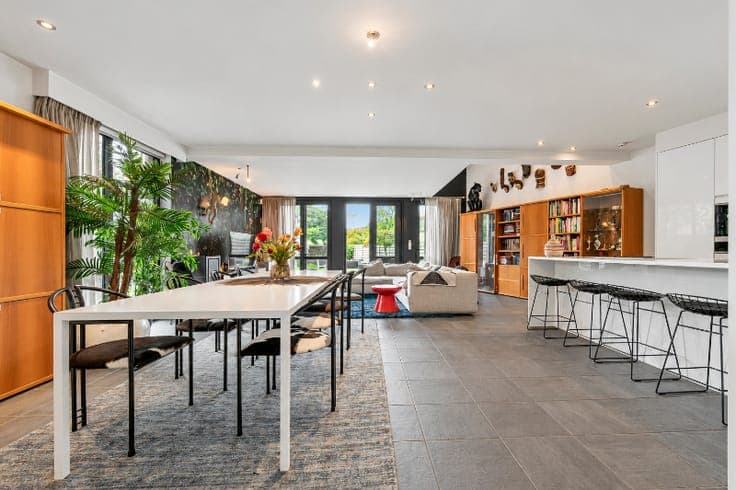 ALLEENSTAANDE RUIME MODERNE VILLA