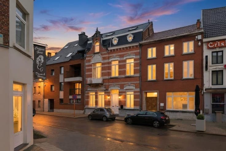 EXCLUSIEF HERENHUIS MET LUXUEUZE AFWERKING IN HET HART VA...