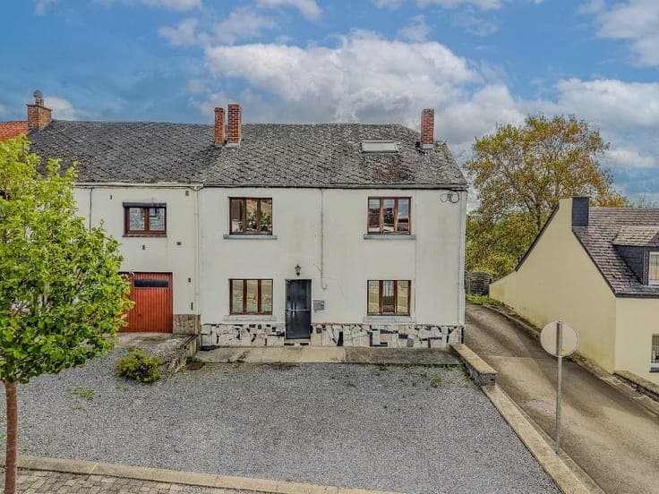 Charming 5-bedroom house with a terrace in Heer