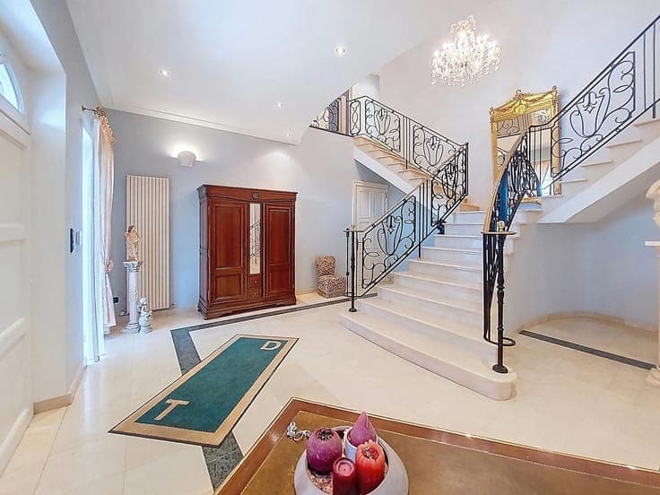 High-end 5 bedroom villa with garden and garage