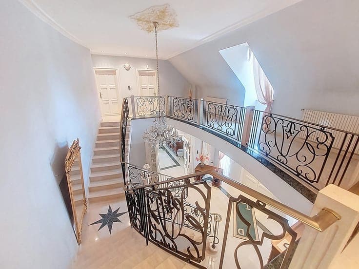 High-end 5 bedroom villa with garden and garage