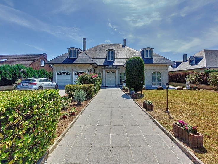High-end 5 bedroom villa with garden and garage