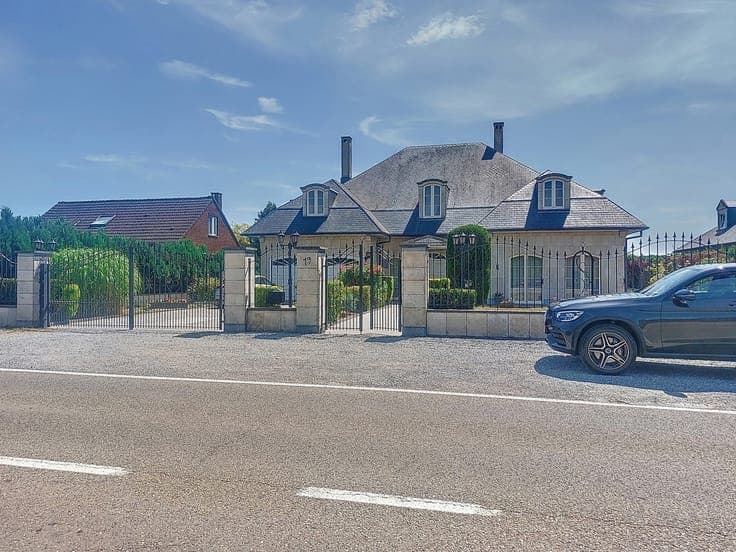 High-end 5 bedroom villa with garden and garage