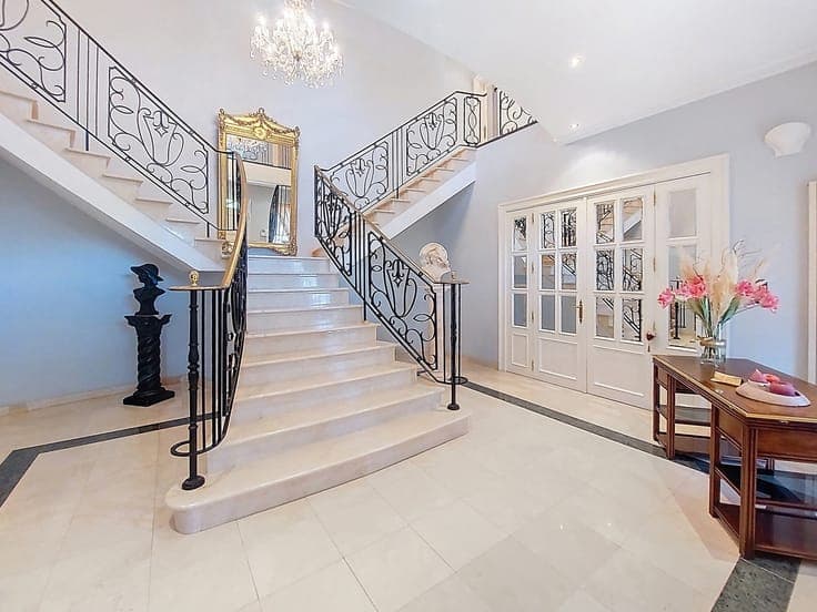 High-end 5 bedroom villa with garden and garage
