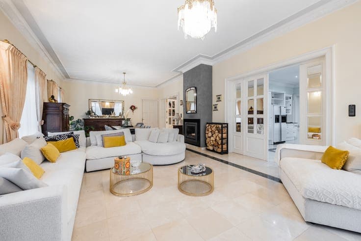 High-end 5 bedroom villa with garden and garage