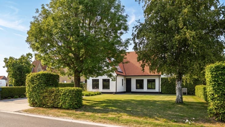 Country house for sale in Damme with open countryside views.