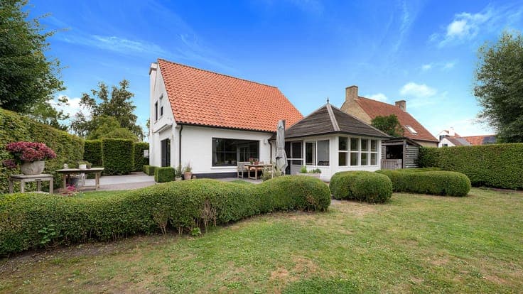 Country house for sale in Damme with open countryside views.