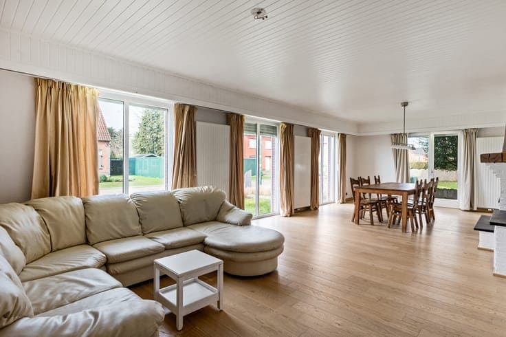 Charming single-storey villa on an impressive plot