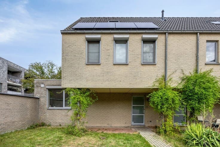 STIJLVOLLE EN INSTAPKLARE WONING MET TUIN EN CARPORT !