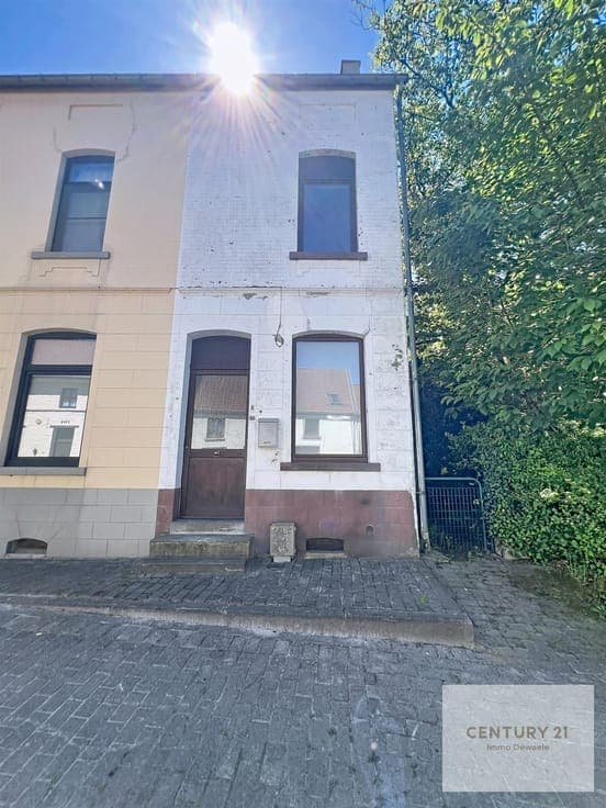 **UNDER OPTION** 3-bedroom house with a south-facing garden