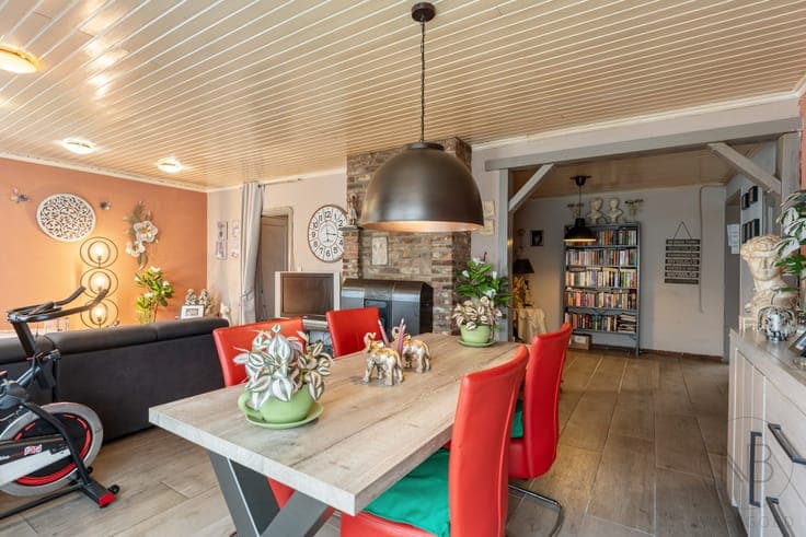 Ruime halfopen woning met 5 slaapkamers en een zolder om ...