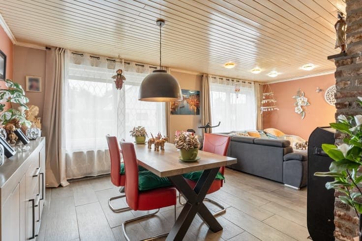 Ruime halfopen woning met 5 slaapkamers en een zolder om ...