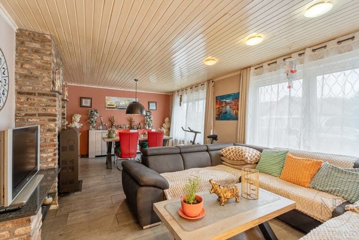 Ruime halfopen woning met 5 slaapkamers en een zolder om ...
