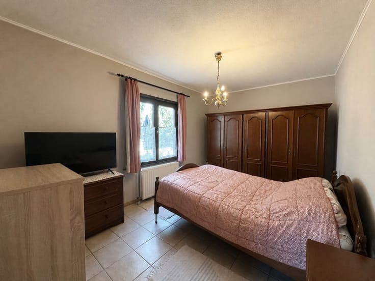 Villa +/-85m 2, hall, séj, cuis, 2 bed, bathroom, garage.