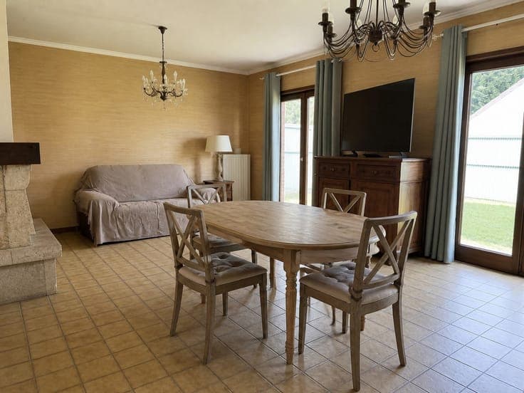 Villa +/-85m 2, hall, séj, cuis, 2 bed, bathroom, garage.