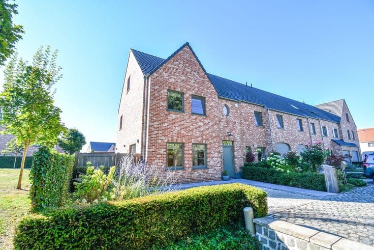 High-quality, energy-efficient family home with a sunny gard
