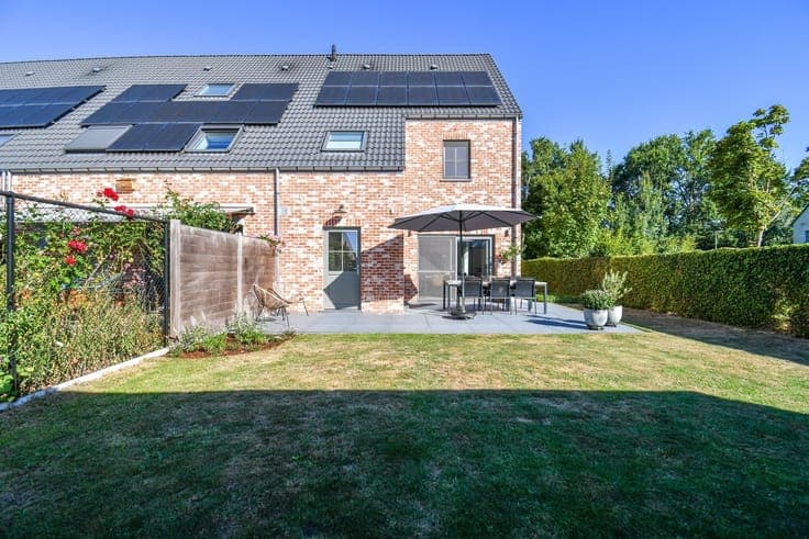 High-quality, energy-efficient family home with a sunny gard