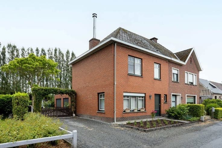 Semi-detached house with driveway, garages & garden in Mulle