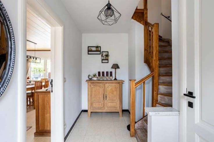 Semi-detached house with driveway, garages & garden in Mulle