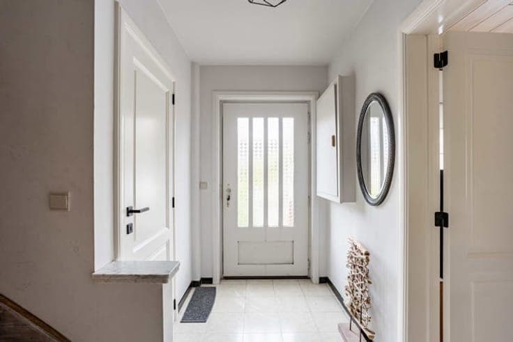 Semi-detached house with driveway, garages & garden in Mulle