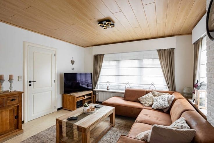 Semi-detached house with driveway, garages & garden in Mulle