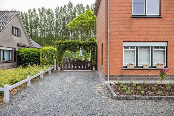 Semi-detached house with driveway, garages & garden in Mulle