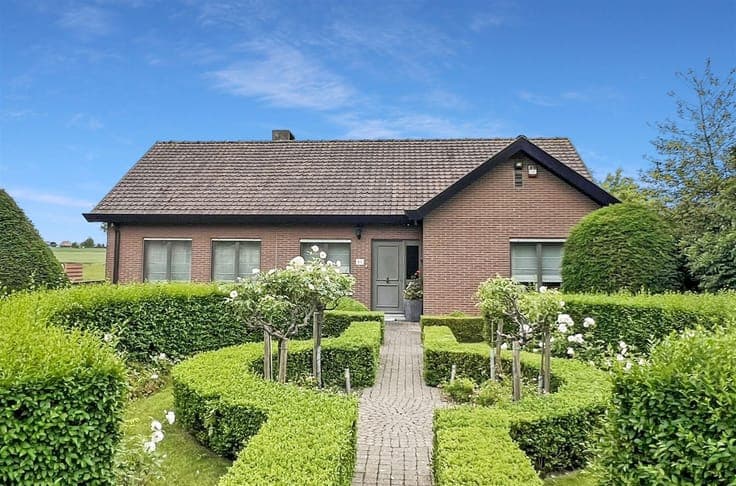 Comfortabele villa met een prachtige tuin en praktische bijg