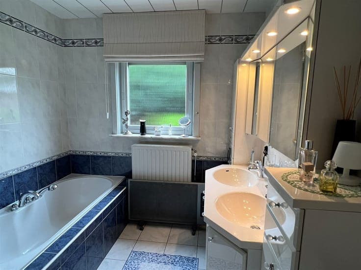 Comfortabele villa met een prachtige tuin en praktische bijg