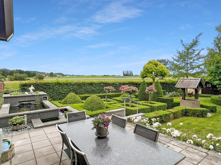 Comfortabele villa met een prachtige tuin en praktische bijg