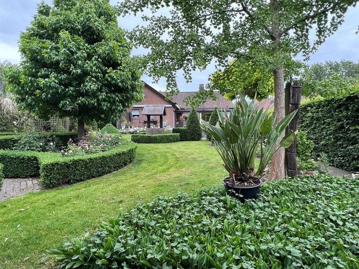 Comfortabele villa met een prachtige tuin en praktische bijg